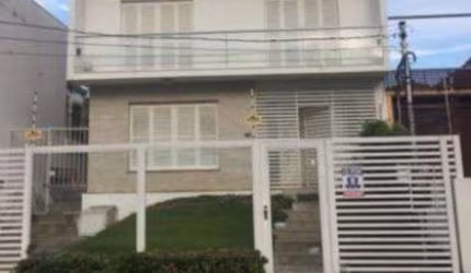 Sobrado com 4 dormitórios, sendo 1 suite no bairro Medianeira , próximo ao Olimpico e rótula do papa. Living para 2 ambientes, 3 salas amplas e lavabo. Nos fundos salão de festas com churrasqueira. 3 