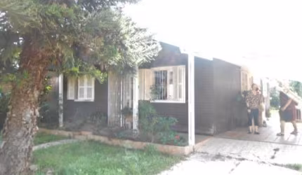 TERRENO NO BAIRRO: MEDIANEIRA EM PORTO ALEGRE&lt;BR&gt;Terreno plano bem arborizado com vários tipos de frutas, bem localizado com ótima medida.Duas casas localizadas no terreno, casa da frente: 3 dor