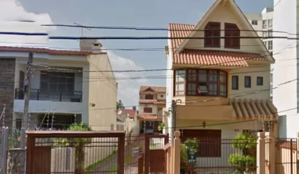 Excelente sobrado , 4 dormitórios , sendo 1 suíte master ( closet e hidro ) lavabo , living 3 ambientes , lareira , 2 banheiro social , 1 banheiro auxiliar , gabinete , cozinha americana com móveis so