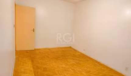 Apartamento com 3 dormitórios,frente,desocupado, ensolarado.Entrada social e serviço,Living com sacada, cozinha, banheiro social,suite,área de serviço, dependência.Prédio com aquecimento caldeira,depó