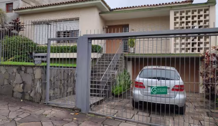 Vende casa com 460m² privativos e ótima localização, duas salas, lareira e churrasqueira, 3 dormitórios, três banheiros, mais dependência completa, pátio com jardim e piscina. Mobiliada, podendo fica 
