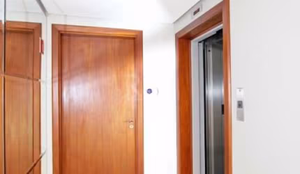 Excelente cobertura 3 dormitórios, suíte e closet, sala de estar com lareira, sala de jantar, escritório, sacada, ficam móveis sob medida,  2 banheiros, cozinha e área de serviço. Andar superior sala 