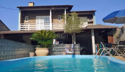 Casa com  03 dormitórios sendo uma suíte, com vaga para 05 carros, no bairro Santa Rosa, zona norte. Rua tranquila, casa ensolarada.&lt;BR&gt;Casa em estilo sobrado, com piscina, churrasqueira, sacada