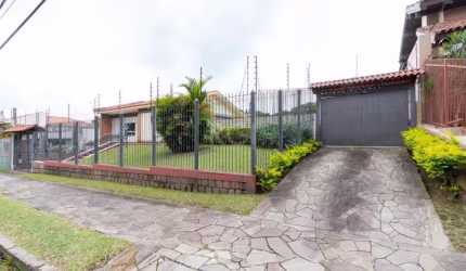 CASA com 4 dormitórios e 3 vagas de garagem no Bairro Vila Assunção na Zona Sul de PORTO ALEGRE.&lt;BR&gt;&lt;BR&gt;Ótima residência térrea em terreno medindo 24,00 x 40m00, com 4 dormitórios sendo 1 