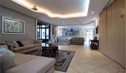 Luxuosa Casa à Venda no Bairro De Lourdes