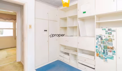 Apartamento amplo de 90m² com dois dormitórios, à venda no centro de Pelotas/RS