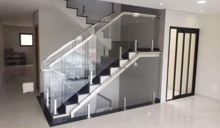 Sobrado amplo com 03 dormitórios, sendo 03 suítes e 01 com sacada, com piso laminado a escolha do cliente - Aceita Permuta!