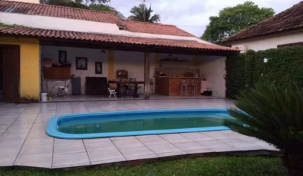 Casa com excelente terreno própria para construção de prédio