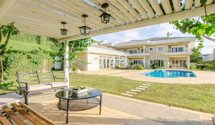 Casa em condomínio com 4 suítes e 4 vagas - J8