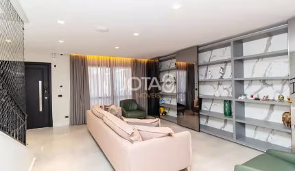 Townhouse mobiliada no Água Verde - J8 Imóveis