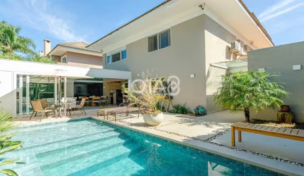 Casa com 4 suítes em Santa Felicidade