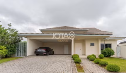 Casa em condomínio, 4 suítes e com piscina