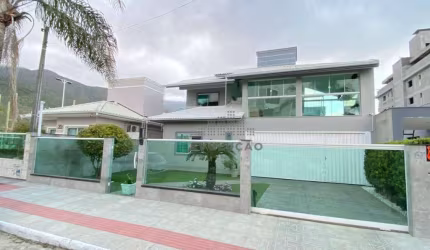 Belíssima Casa com 4 Quartos sendo 02 Suítes - Praia de Fora - Palhoça/SC