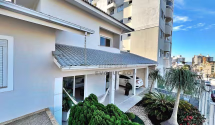 CASA 03 Quartos, 02 Suítes, 03 Vagas - Barreiros - Santa Catarina