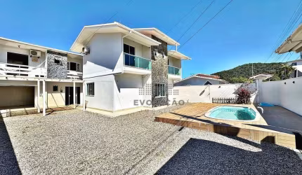 Casa com 6 dormitórios, 2 suítes, 4 vagas de garagens, bairro Guarda do Cubatão, Palhoça/SC