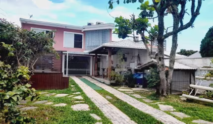 Casa com 03 Dorms, 03 Banheiros e 05 Vagas em Barreiros - São José SC