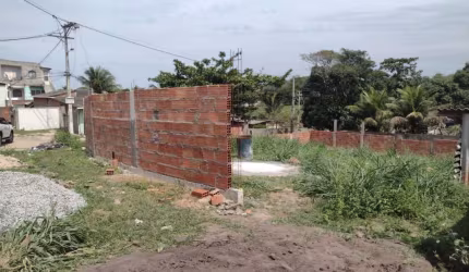 Excelente terreno de Esquina todo murado, a 30 metros do asfalto com 470,00m², a 2 km do Centro, ótima localização.