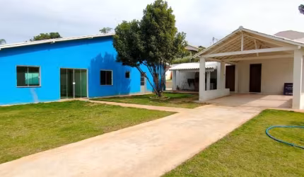 Excelente casa com 04 quartos, sendo 01 suíte, sala com 36m² com 5 janelas de blindex e porta de blindex, cozinha com 30m², churrasqueira com pia e ba
