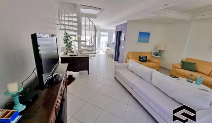 CASA TRIPLEX EM CONDOMÍNIO FECHADO FRENTE A PRAIA, COM LAZER!