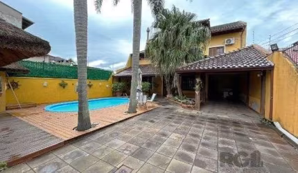 Casa em Porto Alegre, no bairro Guarujá, com 3 dormitório(s), e 3 banheiros, à venda.