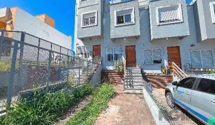 Casa em Porto Alegre, no bairro Guarujá, com 3 dormitório(s), e 3 banheiros, à venda.