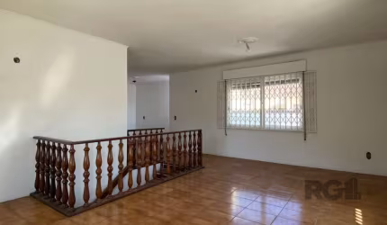 CASA COM 5 DORMITÓRIOS, ESPAÇO PARA FESTAS E PEÇAS AMPLAS PRÓXIMO AO IGUATEMI