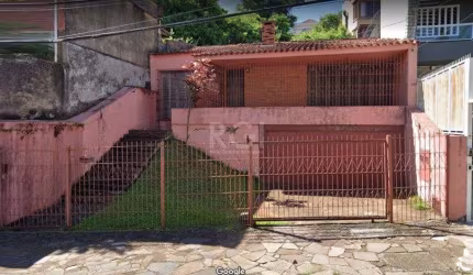 Casa com 03 dormitórios, churrasqueira, pátio com piscina e 5 vagas de garagem no bairro Menino Deus
