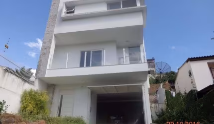 Casa para Venda - 217m², 3 dormitórios, sendo 1 suites, 5 vagas - Teresópolis