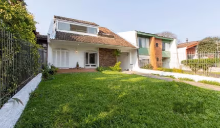 Casa para Venda - 337m², 3 dormitórios, sendo 1 suites, 3 vagas - Cristal