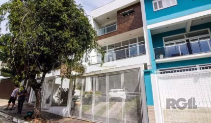 Casa para Venda - 300m², 3 dormitórios, sendo 1 suites, 4 vagas - Teresópolis