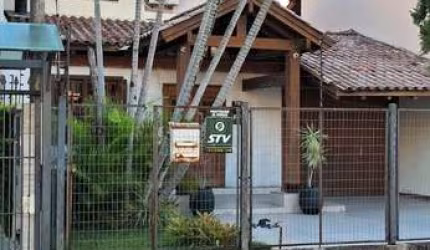 Casa 3D com 2 suítes e piscina.