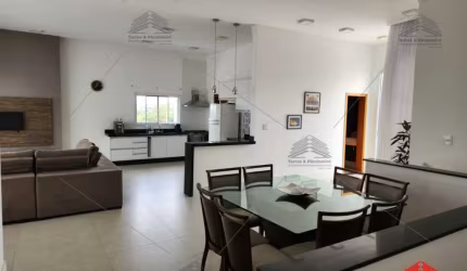 Casa Térrea em condomínio fechado, 05  dormitórios, 04 suítes, 3 salas, Escritório,área gourmet