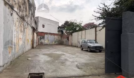 Terreno a venda e para locação de 270 m² com 10x24x30,50 de terreno nivelado e com portão de ferro, sem construção