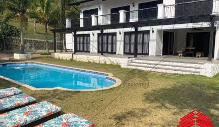 Imponente residência de luxo em Mairiporã-SP: 4 quartos, 4 suítes, 3 salas, 7 banheiros, 4 vagas de garagem, 562m².