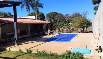 Linda Chácara de 3/4 com suíte, piscina aquecida, poço artesiano, energia solar.