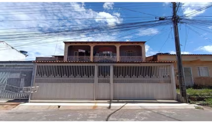 Sobrado escriturado com 5 quartos a venda- Quadra 204 Recanto das Emas