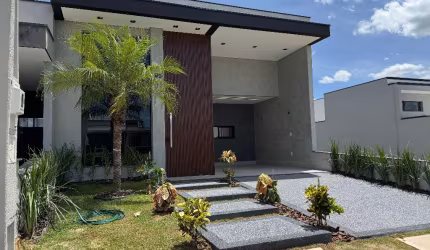 Belíssima   Casa em condominio fechado cop piscina e 3 dormitórios
