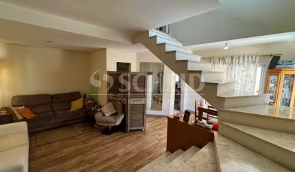 CASA EM CONDOMÍNIO - PLANTA DIFERENCIADA COM QUINTAL - 3 DORMS - 1 SUÍTE E 2 VAGAS.