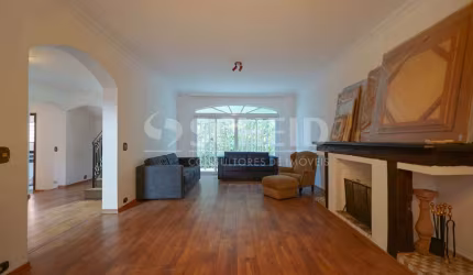 CASA BROOKLIN . -Com 4 quartos - suíte - 3 vagas - rua tranquila com segurança