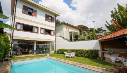 Casa em condomínio fechado, com 4 dormitórios (2 suítes), piscina e 6 vagas no Morumbi