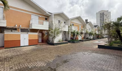 Casa a venda no condomínio fechado flora Park  , rua  moliere, 2 quartos sendo 2 suíte, 2 vagas .