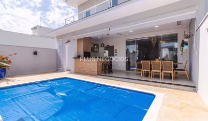 Linda Casa de Alto Padrão com 4 Suítes, Sistema Solar e Área Gourmet: Sofisticação e Sustentabilida