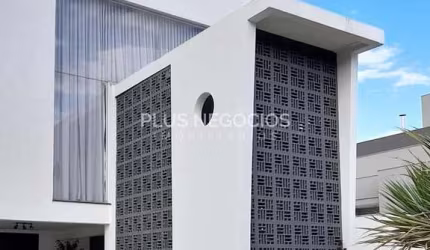 Casa de Condomínio Exclusiva: Sobrado Moderno com 3 Suítes, Design Sofisticado e Natureza Preservad