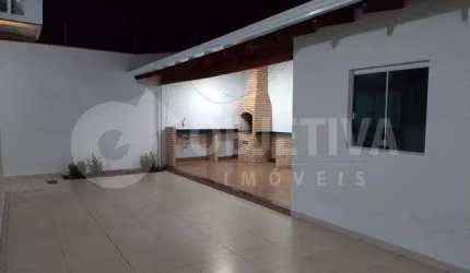 Excelente casa a venda no Bairro Jardim Holanda em Uberlândia