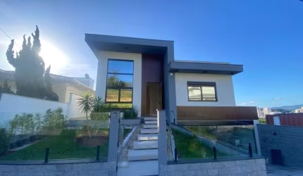 Casa com 03 dormitórios sendo 02 suites no bairro Pedra Branca em Palhoça