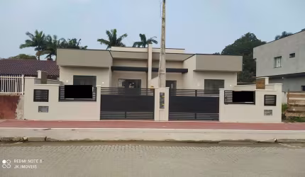 BELÍSSIMA CASA NOVA COM PISCINA, A VENDA NO BALNEÁRIO ESTRELAS - ITAPOÁ-SC