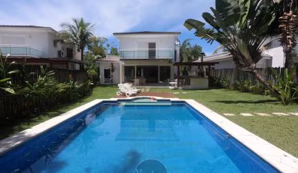 Casa com 5 suites na praia da Baleia