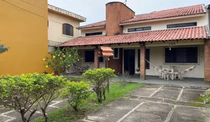 Sobrado no Bairro Mirim - A Poucos Passos da Praia