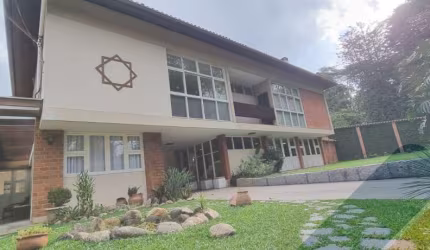 Imperdível casa à venda em Nova Friburgo-RJ, Parque São Clemente, 6 quartos, 3 suítes, 3 salas, 5 banheiros, 4 vagas, 471m².