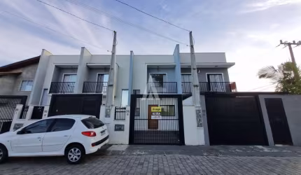 Geminado com 2 quartos, 1 lavabo, 1 bwc social, sala de estar / jantar, cozinha com armarios e área de serviço externa